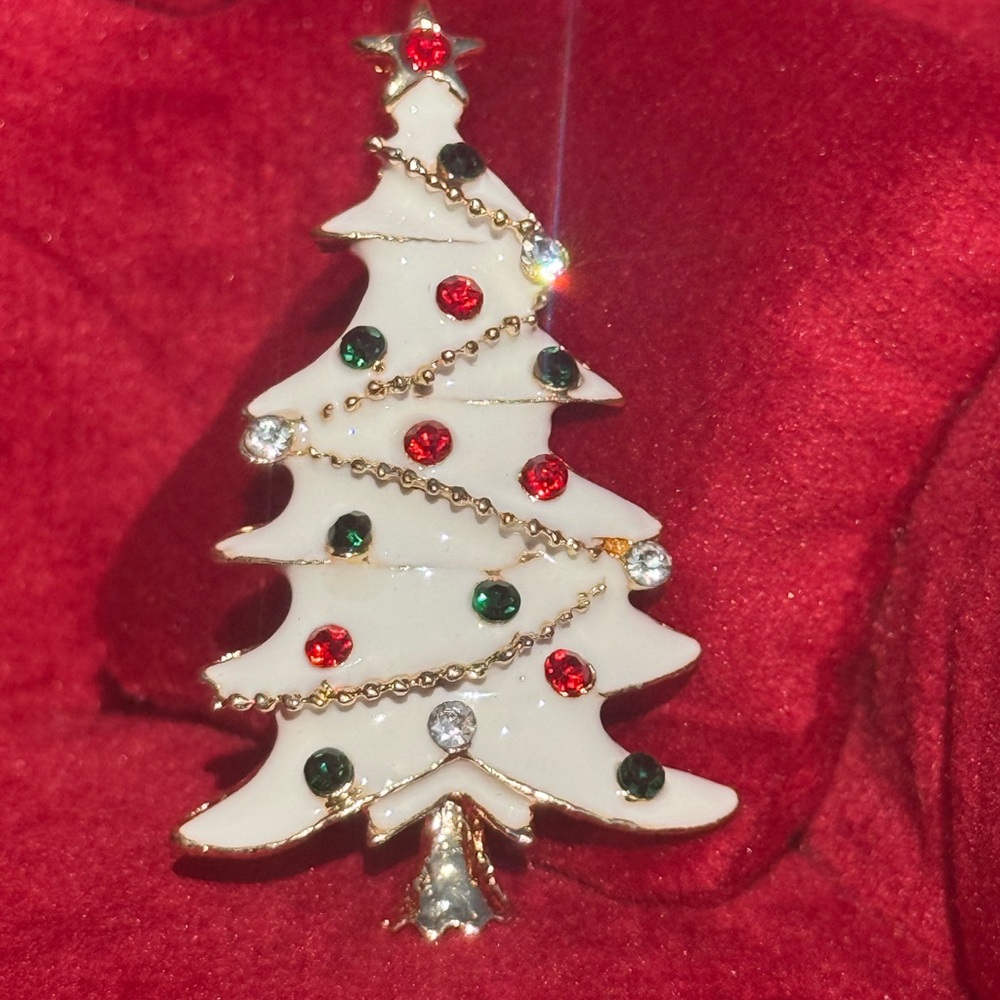 NWT! Festive White Christmas Tree Rhinestone Brooch Gold Tone - Picture 1 of 7